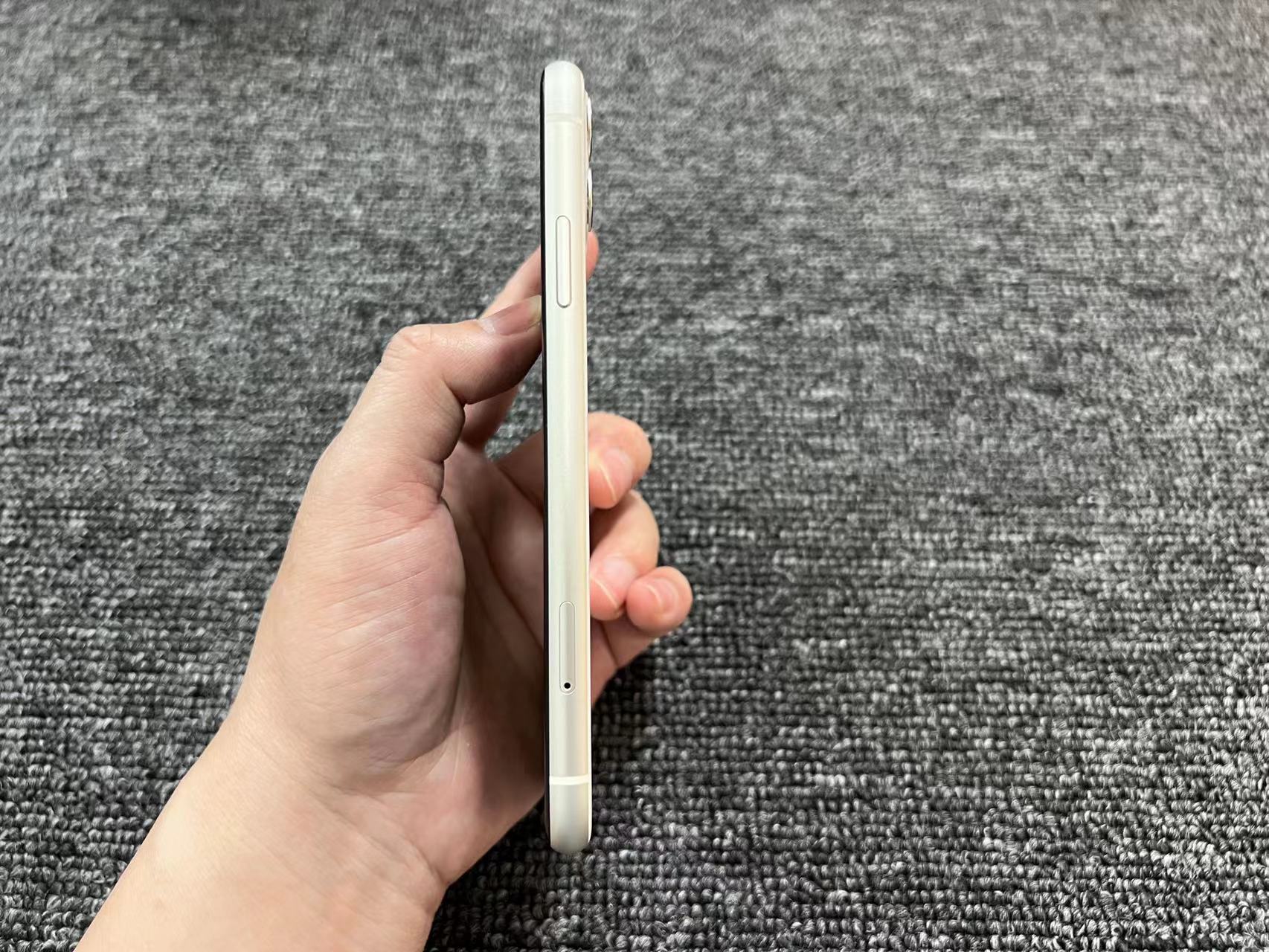 iPhone 11 国行 128G 白色 换电不弹窗 屏右下一小磕碰 后摄小磕