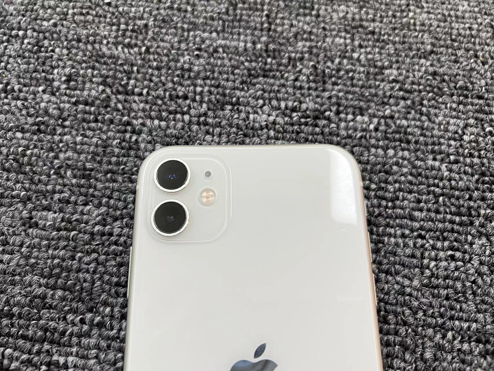 iPhone 11 国行 128G 白色 换电不弹窗 屏右下一小磕碰 后摄小磕